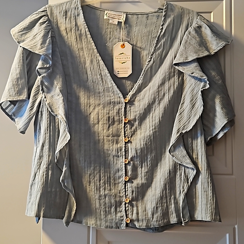 Adorable boutique flutter sleeve blouse